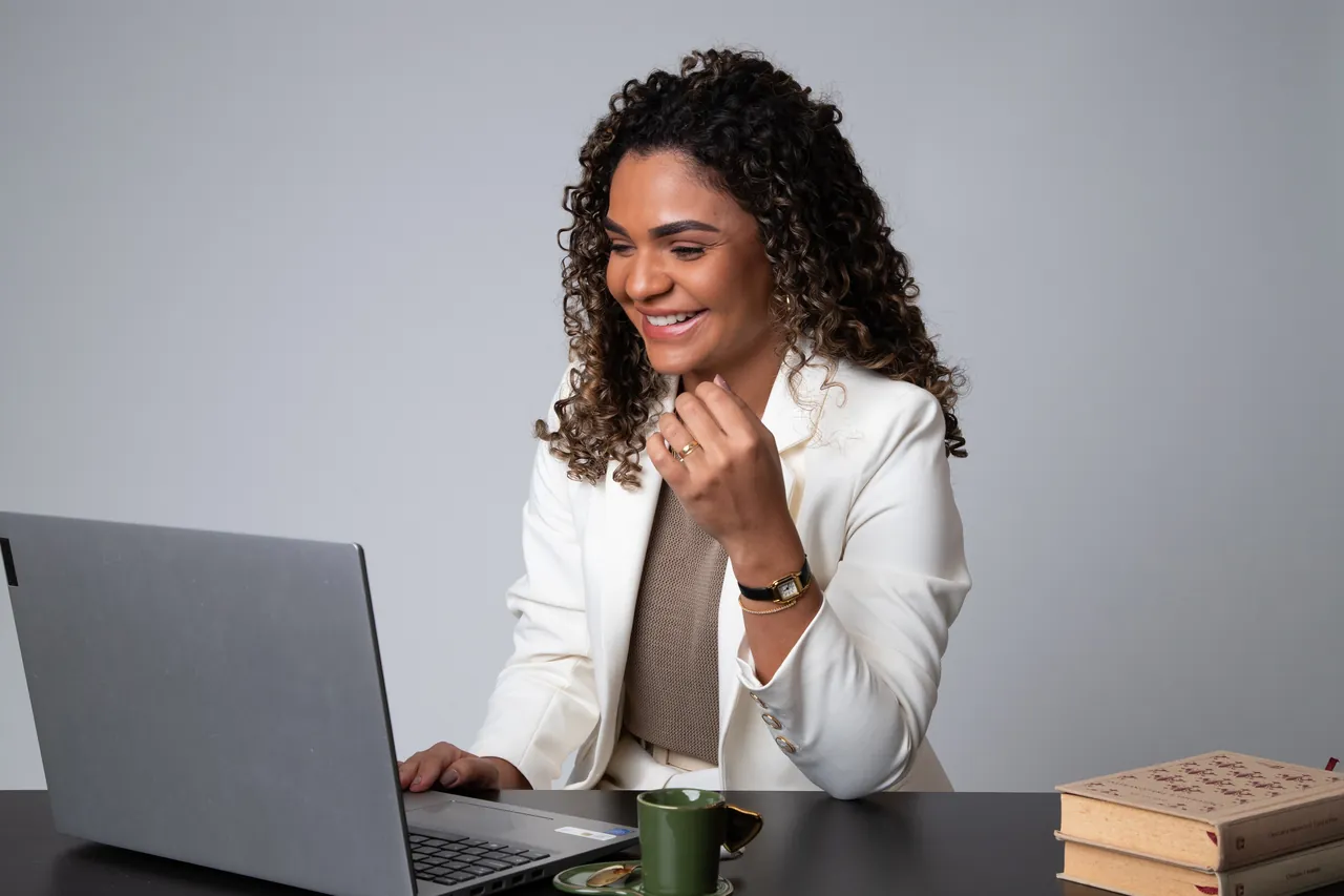 Jéssica Wesley em atendimento online pelo notebook
